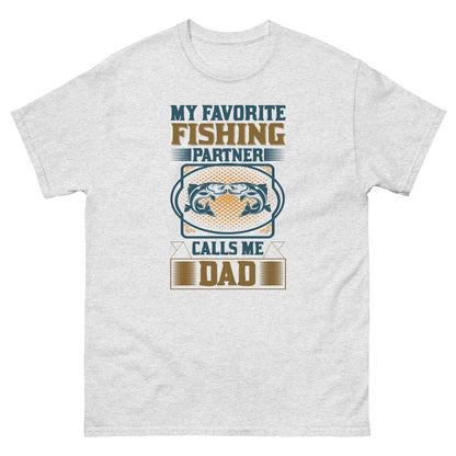 Класическа мъжка тениска МОЯТ ЛЮБИМ ПАРТНЬОР В РИБОЛОВА МЕ НАРИЧА ТАТО