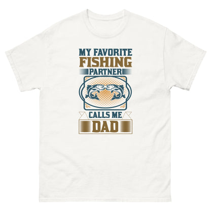 Класическа мъжка тениска МОЯТ ЛЮБИМ ПАРТНЬОР В РИБОЛОВА МЕ НАРИЧА ТАТО