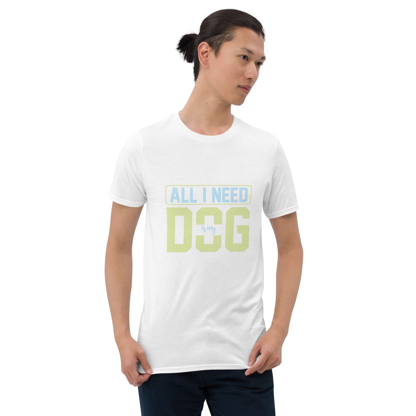 Camiseta unisex de manga corta TODO LO QUE NECESITO ES MI PERRO